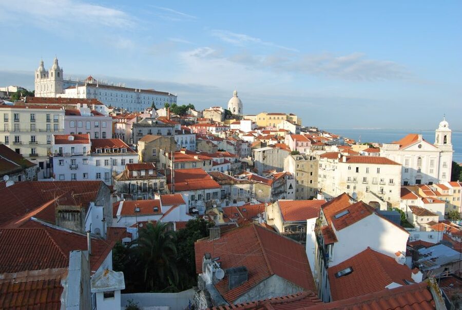 Lisbon: Alfama and São Jorge Castle Quarters Walking Tour - Reaching Portas do Sol for the big view