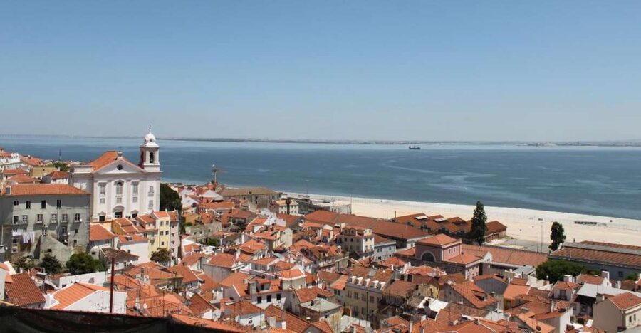 Lisbon: Alfama and São Jorge Castle Quarters Walking Tour - What the castle portion really includes