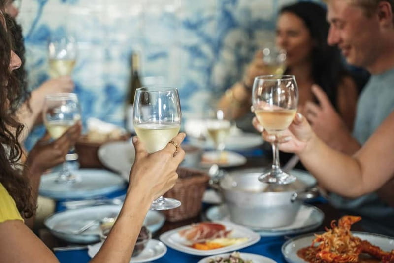 Lisbon: Baixa Food Walking Tour with Drinks - A social evening for solo visitors and couples