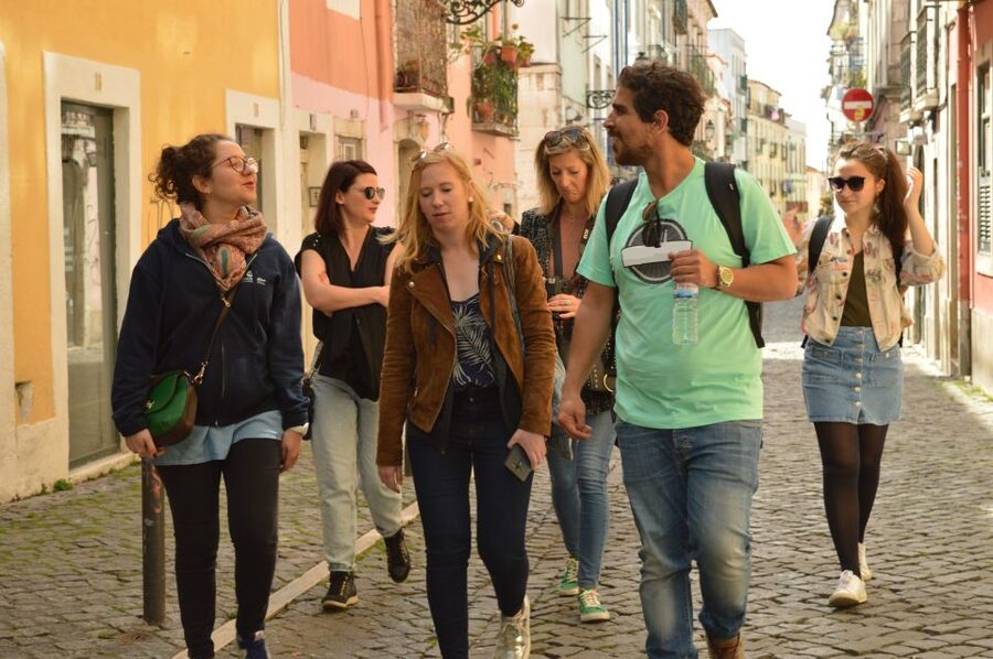 Lisbon: Starter Walking Tour to the highlights in German - Chiado and the Way Toward Bica