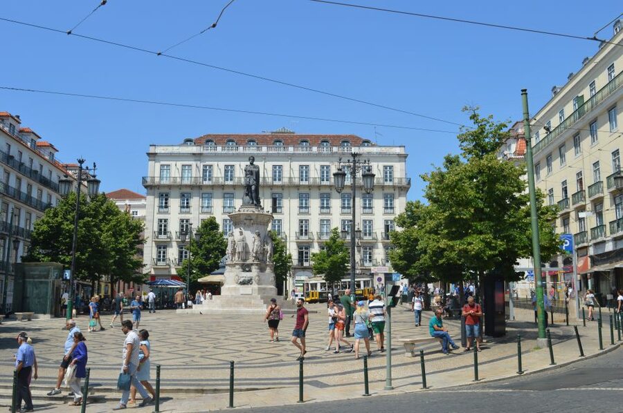 Lisbon: Starter Walking Tour to the highlights in German - The Elevador da Bica and Lisbon’s Hills