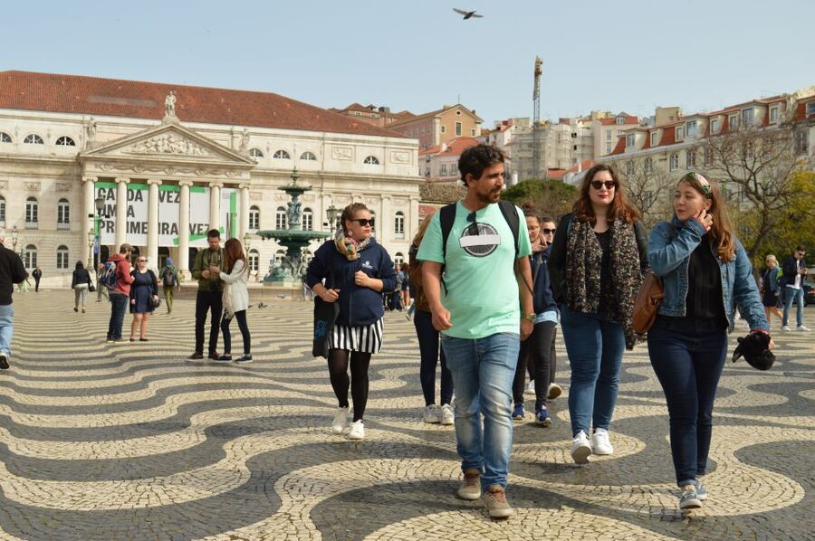 Lisbon: Starter Walking Tour to the highlights in German - Mercado da Ribeira and Time Out Market Lisboa