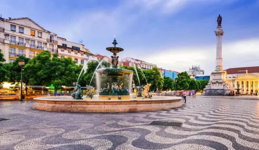 Lisbon Through the Eyes of a Local - Food and Walking Tour - Lisbon Cathedral and the final view