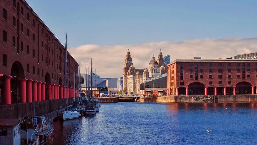 Liverpool: A Walk Through Time: Full History Walking Tour - Meeting the guide at the Royal Liver Building