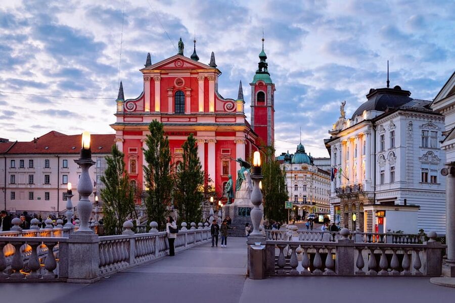 Ljubljana: 2h walking tour with local guide - Key points to know before you book