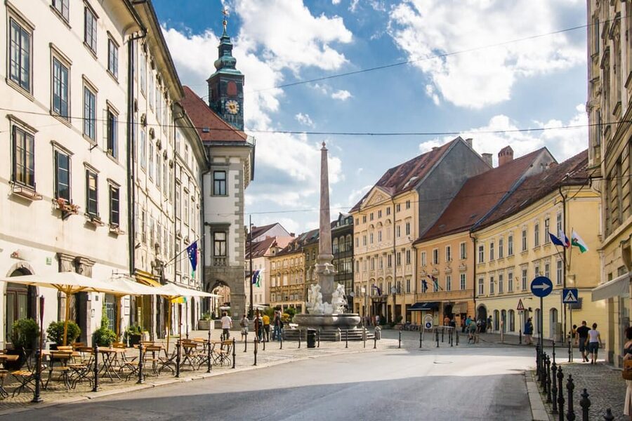 Ljubljana: 2h walking tour with local guide - What the guides add to the experience