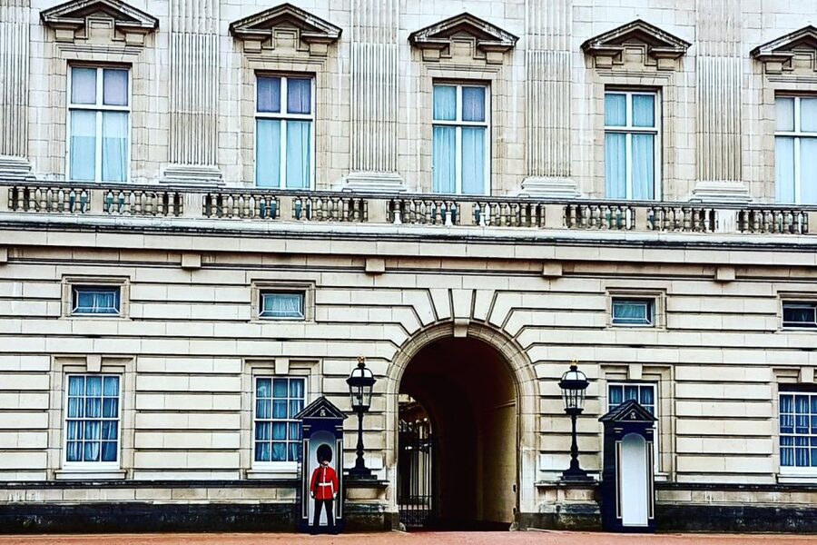 London: 30 London Sights Guided Walking Tour - What the guides add to the route