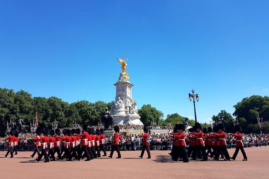 London: 30 London Sights Guided Walking Tour - Buckingham Palace and the royal opening