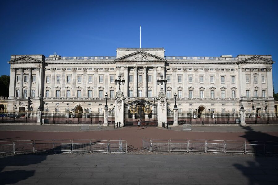 London: British Royalty Walking Tour - Admiralty Arch and Trafalgar Square