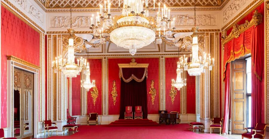 London: Buckingham Palace State Rooms & Royal Walking Tour - Why the outdoor walk makes the palace visit better
