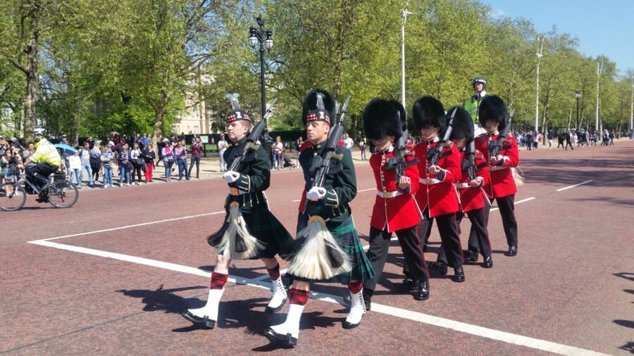 London: Changing of the Guard Walking Tour - Starting at Piccadilly Circus with the right expectations
