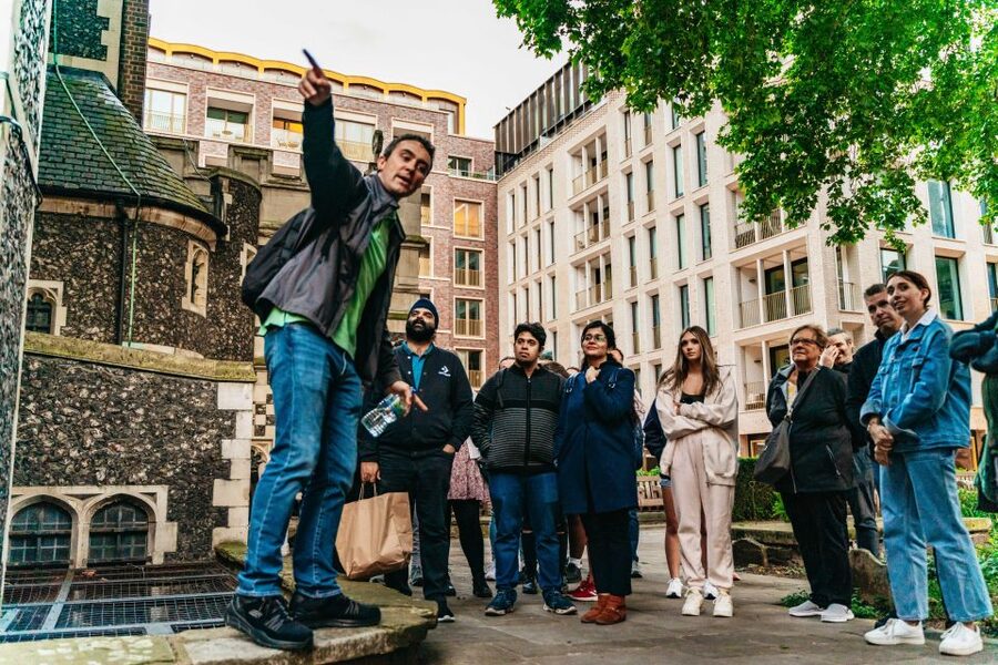 London: Ghastly Ghosts 2-Hour Walking Tour - Guide style: storytelling without too much theatre