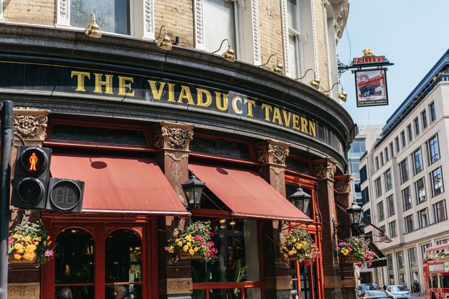 London: Historic Pubs of Central London Walking Tour - The group atmosphere and solo visitor experience