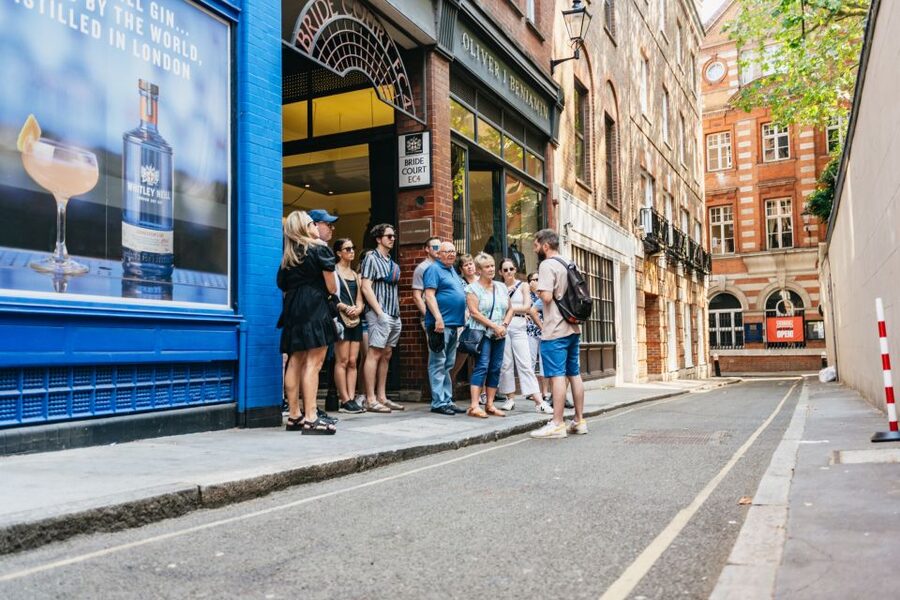London: Historic Pubs of Central London Walking Tour - Starting outside St Paul’s and entering old London