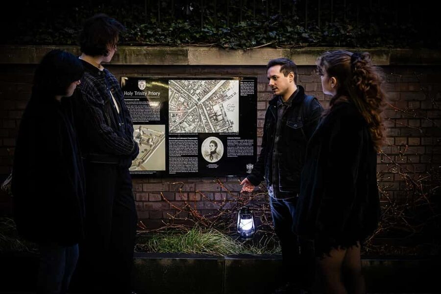 London: Jack the Ripper Night Walking Tour in Whitechapel - Goulston Street and the Unsolved Mystery