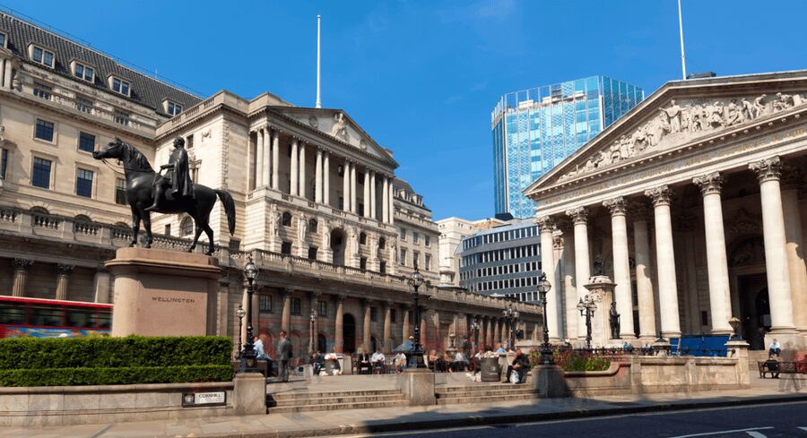 London: London Sightseeing Walking Tour with 30+ Sights - The lunch pause near Tower Hill