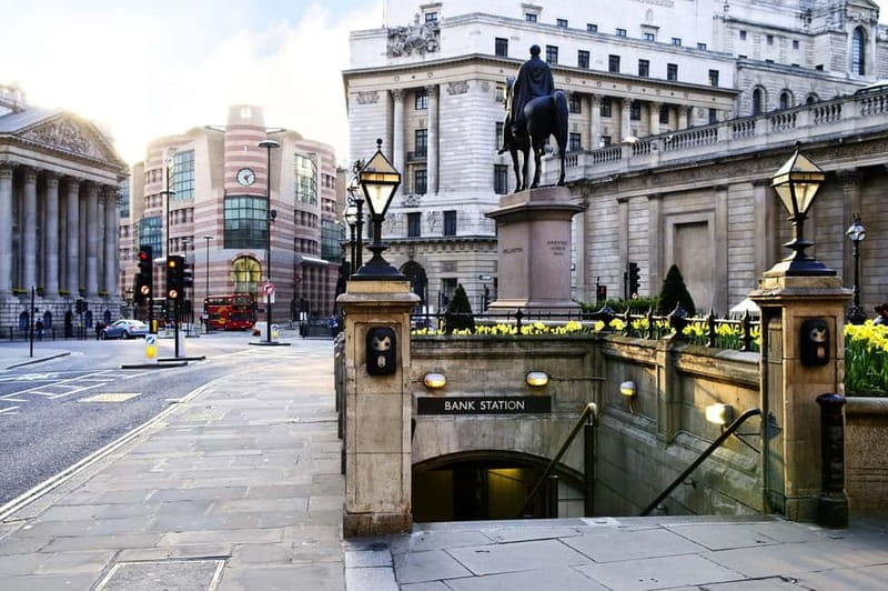 London: Old City Walking Tour - Churchyards, courtyards, and the Knights Templar connection