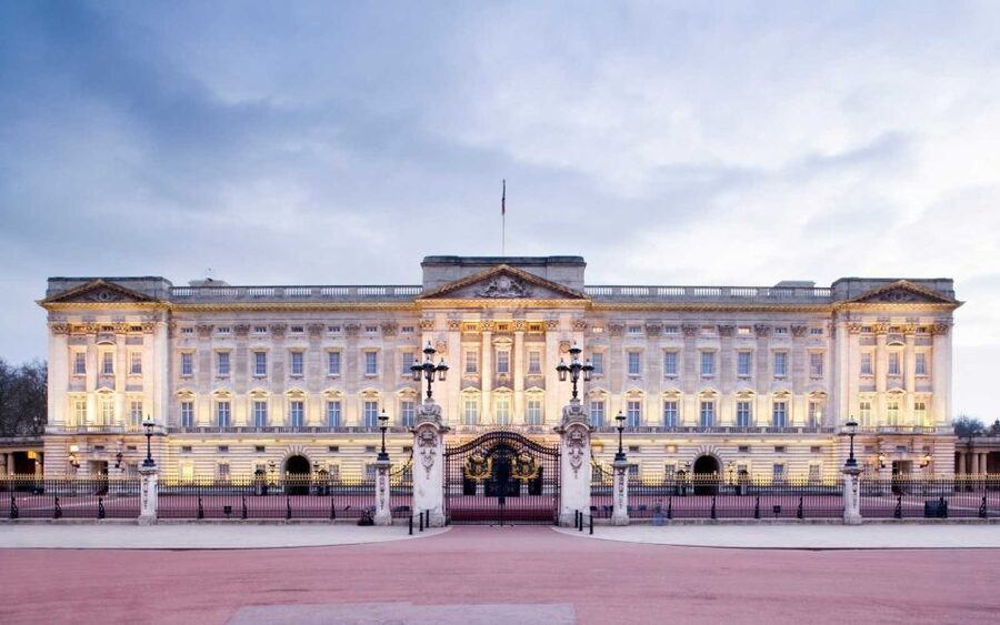 London: Palaces and Parliament Walking Tour - Pace, Crowds, and Physical Comfort