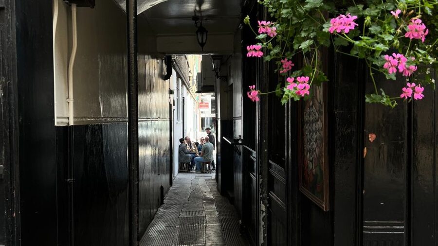 London: Royal Historic Pubs Walking Tour - Churchill and wartime London