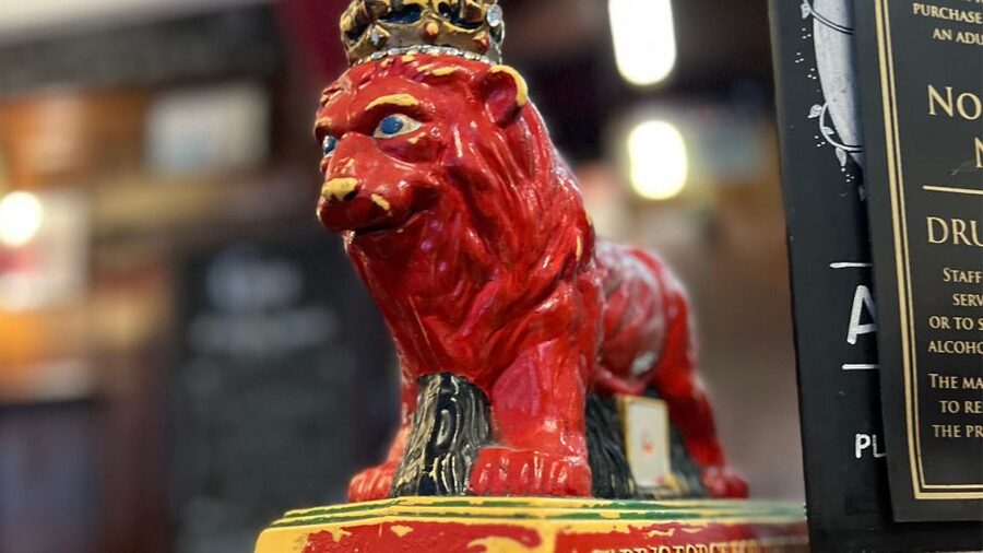 London: Royal Historic Pubs Walking Tour - Guides make or break the afternoon