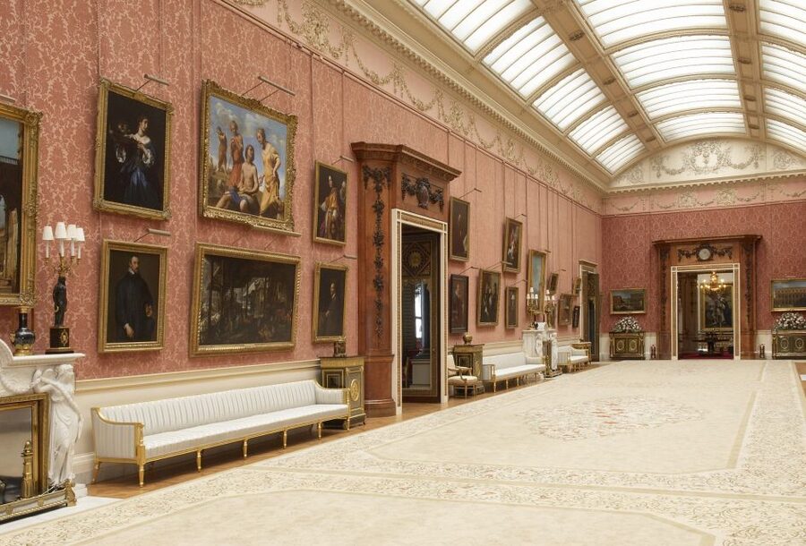London: Royal Walking Tour and Buckingham Palace Audio Tour - Clarence House and the Victoria Memorial