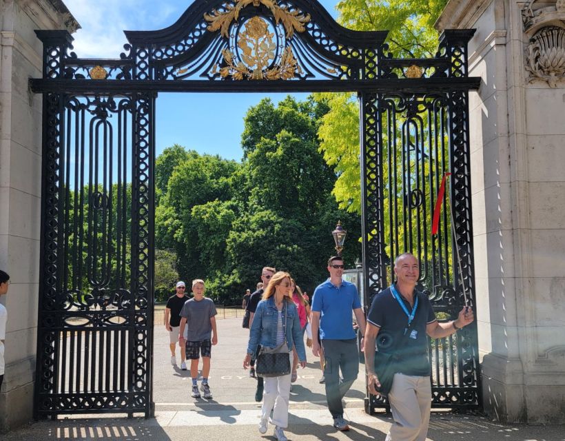 London: Royal Walking Tour and Buckingham Palace Audio Tour - The State Rooms and royal collection