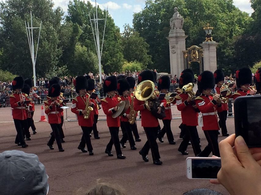 London: Royalty Walking Tour with Changing of The Guard - The guides make or break the morning