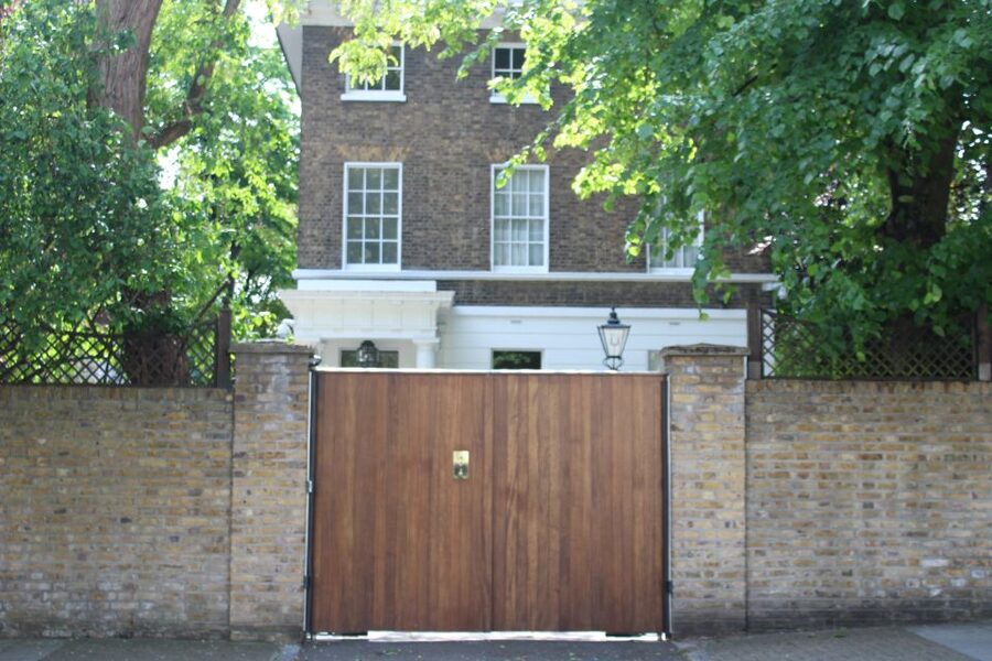 London: The Beatles Walking Tour of Marylebone and Abbey Rd - The short ride from Baker Street to St John’s Wood