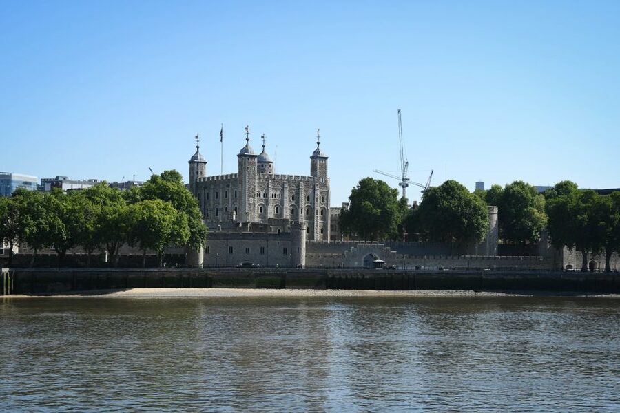 London: Westminster Walking Tour & Westminster Abbey Visit - Trafalgar Square in a compact 20-minute stop