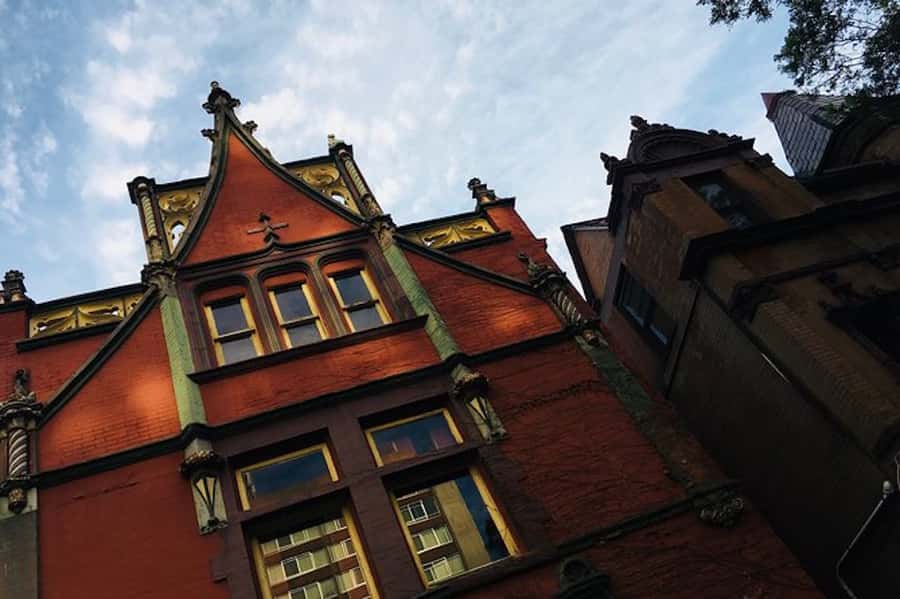 Louisville: Old Louisville Walking Ghost Tour - What the guides add to the experience