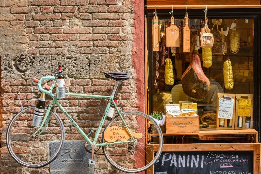 Lucca: Guided Food Walking Tour with Tastings - A café stop for small local snacks