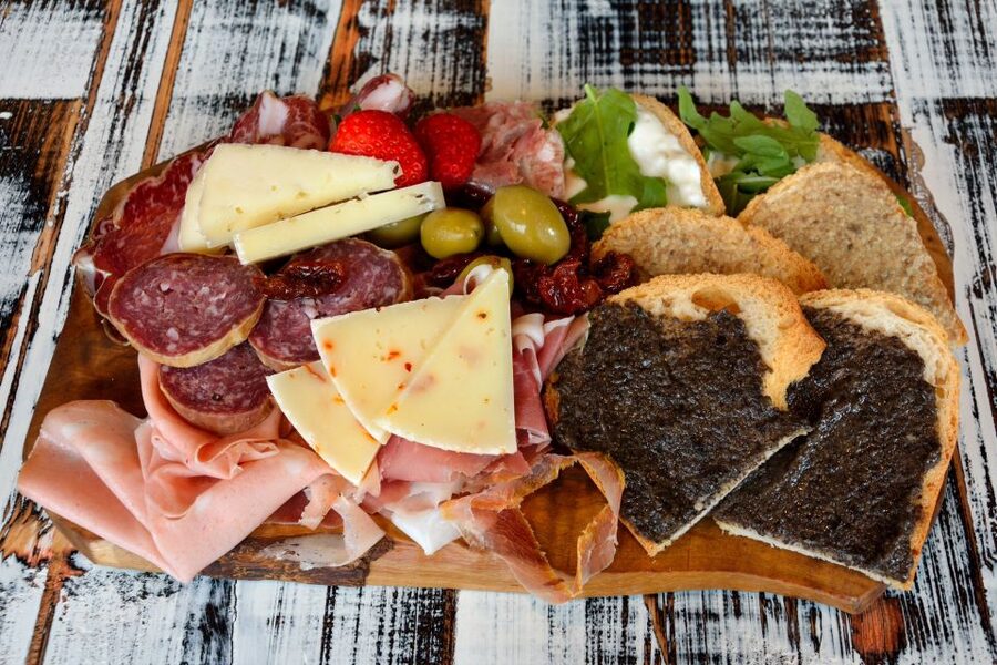 Lucca: Guided Food Walking Tour with Tastings - Tordelli and the main meal in Lucca