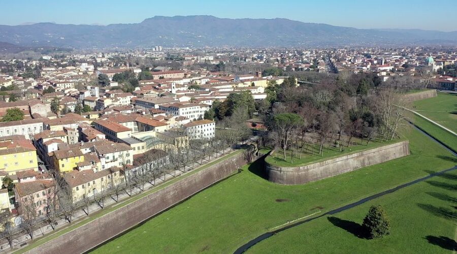 Lucca: Renaissance City Walls Walking Tour - Seeing the immense brick vaults