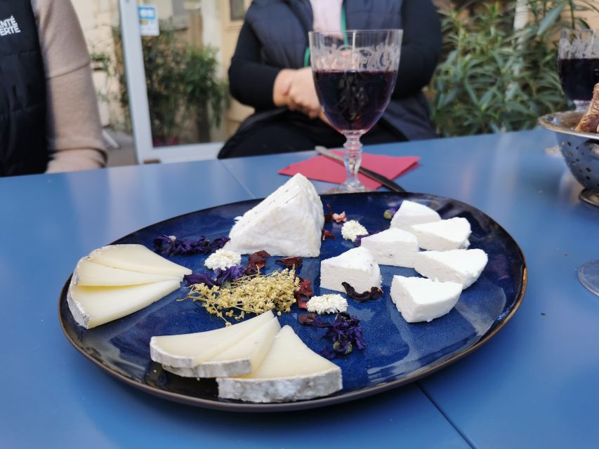 Lyon: Food Walking Tour with a Local Guide - Key things to know before you book