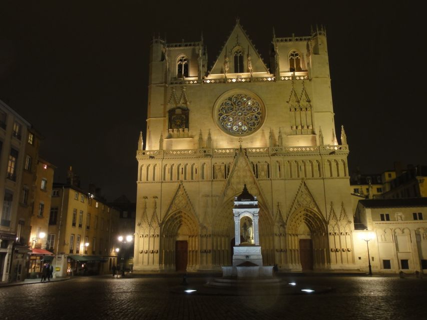 Lyon: Old District Private Guided Walking Tour - Key points at a glance