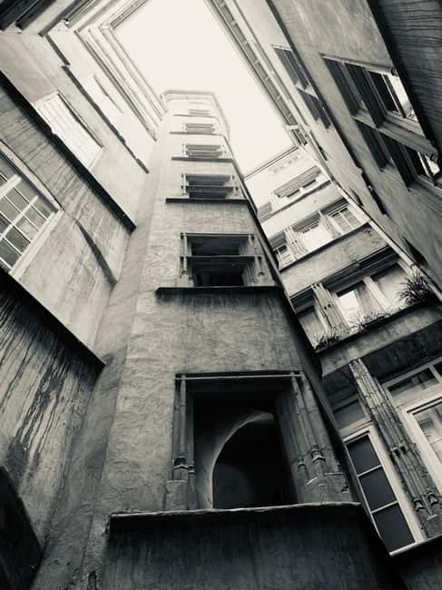 Lyon: Private Walking Tour of "Traboules" in the Old Town - What the small group adds