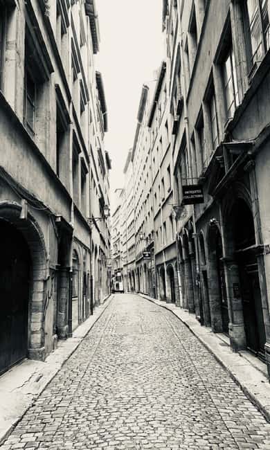 Lyon: Private Walking Tour of "Traboules" in the Old Town - Starting at the cathedral fountain