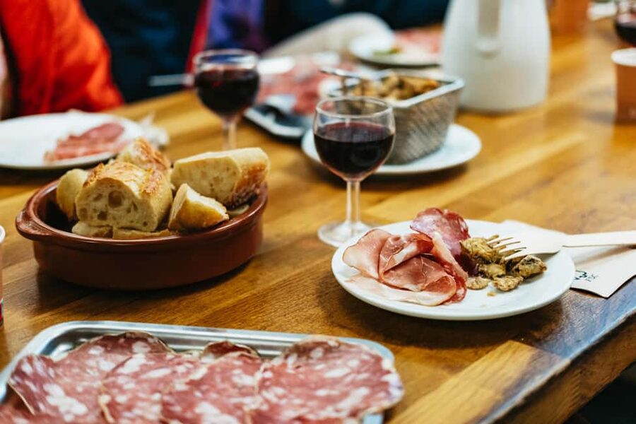 Lyon: Vieux Lyon Food Tasting Walking Tour - Why this food walk works so well in Vieux Lyon