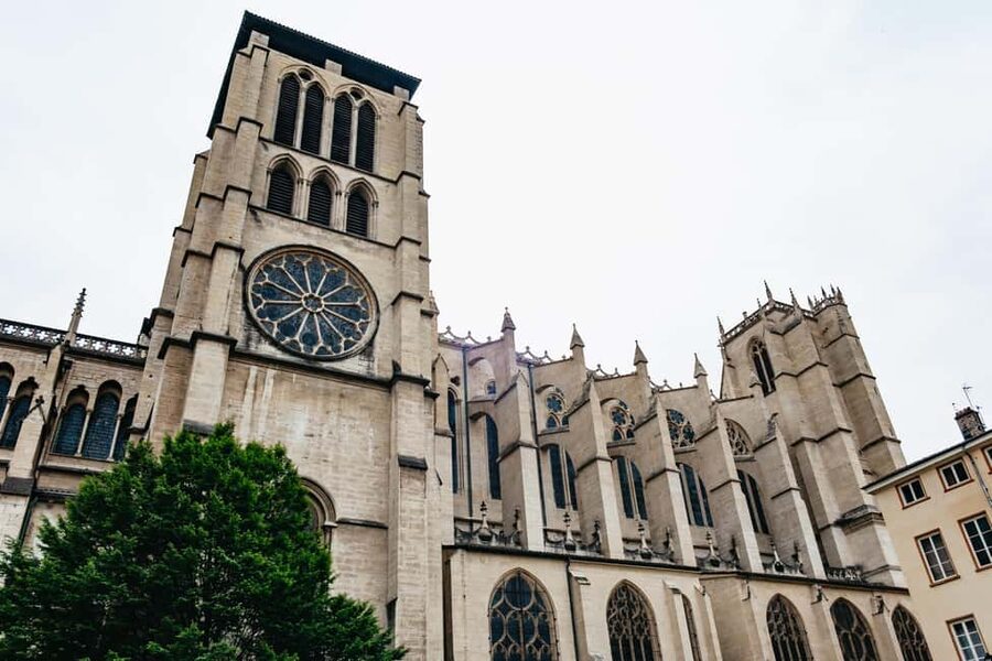 Lyon: Vieux Lyon Food Tasting Walking Tour - Stop one: meeting the people behind Lyon’s food
