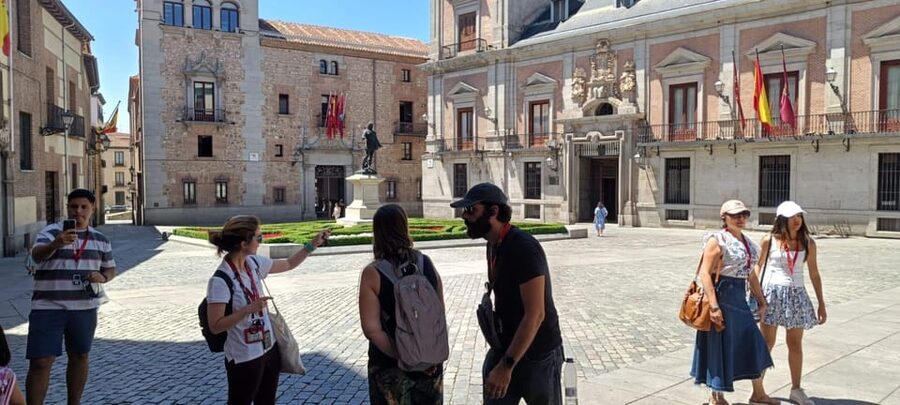 Madrid: 1.5-Hour City Highlights Guided Walking Tour - Barrio de las Letras and Casa de Cervantes