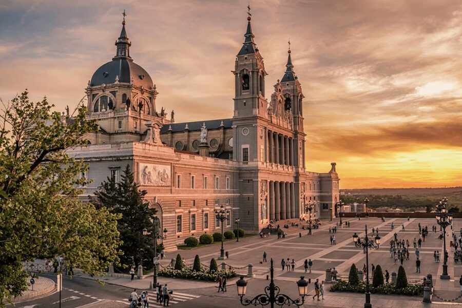 Madrid: City Highlights Guided Walking Tour - Parque del Oeste and the first wide views