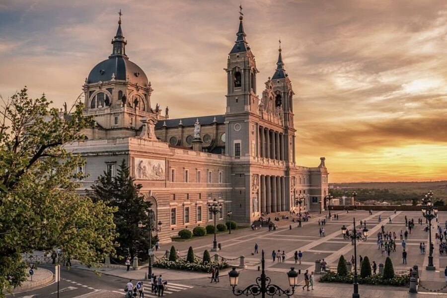 Madrid: City Highlights Guided Walking Tour - Plaza de Oriente and Philip IV on horseback