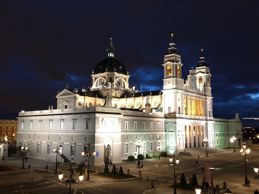 Madrid: Enchanted Evening Walking Tour in Spanish - Why Madrid’s old center works so well after dark
