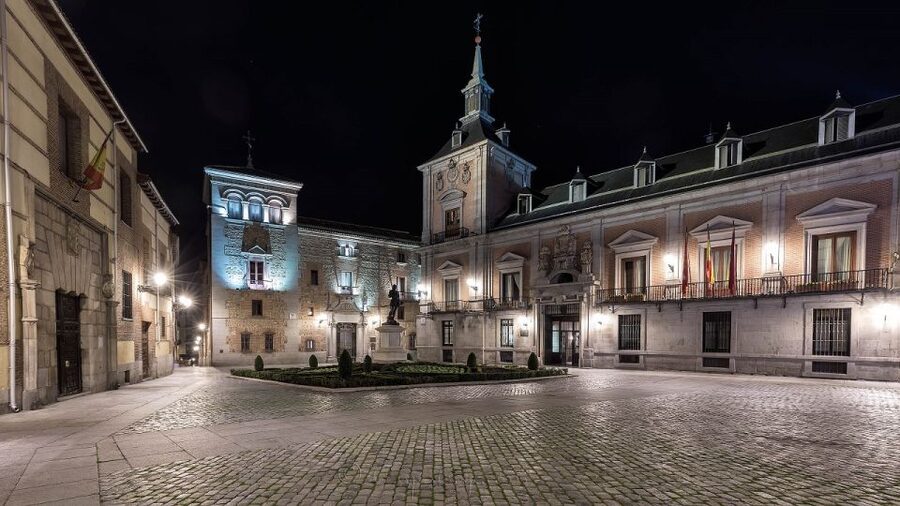 Madrid: Enchanted Evening Walking Tour in Spanish - Practical advice before you go