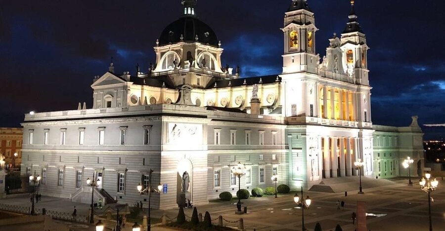 Madrid: Enchanted Evening Walking Tour in Spanish - Plaza de la Villa and Madrid de los Austrias
