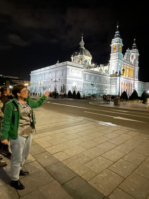 Madrid: Enchanted Evening Walking Tour in Spanish - The Spanish-only format and guide style