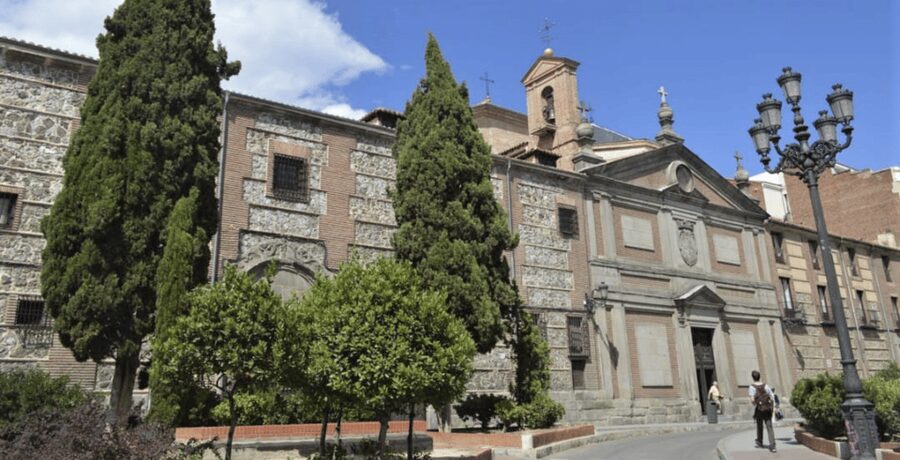 Madrid: Guided Walking Tour of Monasterio de las Descalzas - Meeting your guide at Plaza de las Descalzas