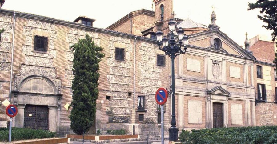 Madrid: Guided Walking Tour of Monasterio de las Descalzas - The cloister and the Good Friday procession