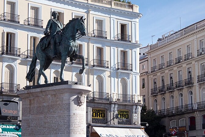 Madrid Historic Centre Food Tour with Authentic Tapas & Wines - The old city between bites