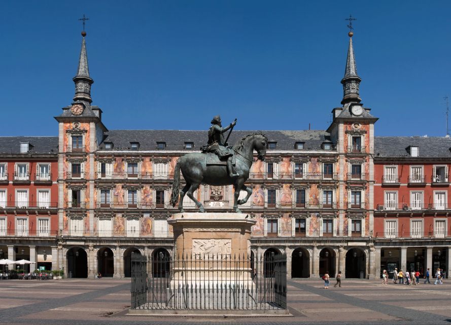 Madrid Historical Centre & Old Town Walking Tour in French - The Royal Palace and the question of where kings live